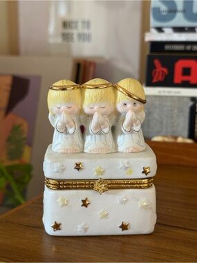 Vtg precious moments Hallmark porcelain trinket box 3 praying angels Figurine